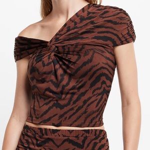 Body Contour Silky Animal Print Twist One Shoulder Cropped Tee